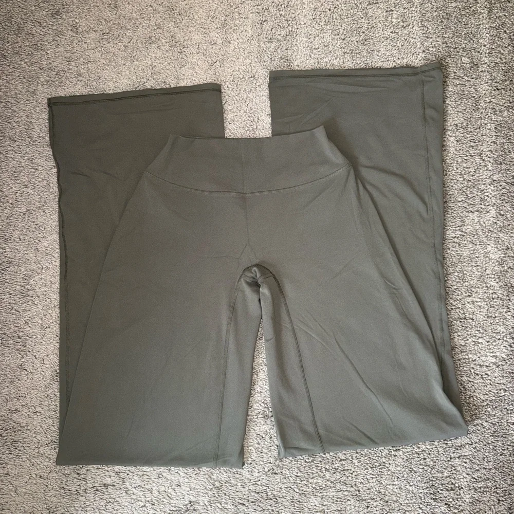 *SOLD*Oner Active Softmotion Straight Leg Pants With White Logo in Alpine Green - Picture 5 of 8